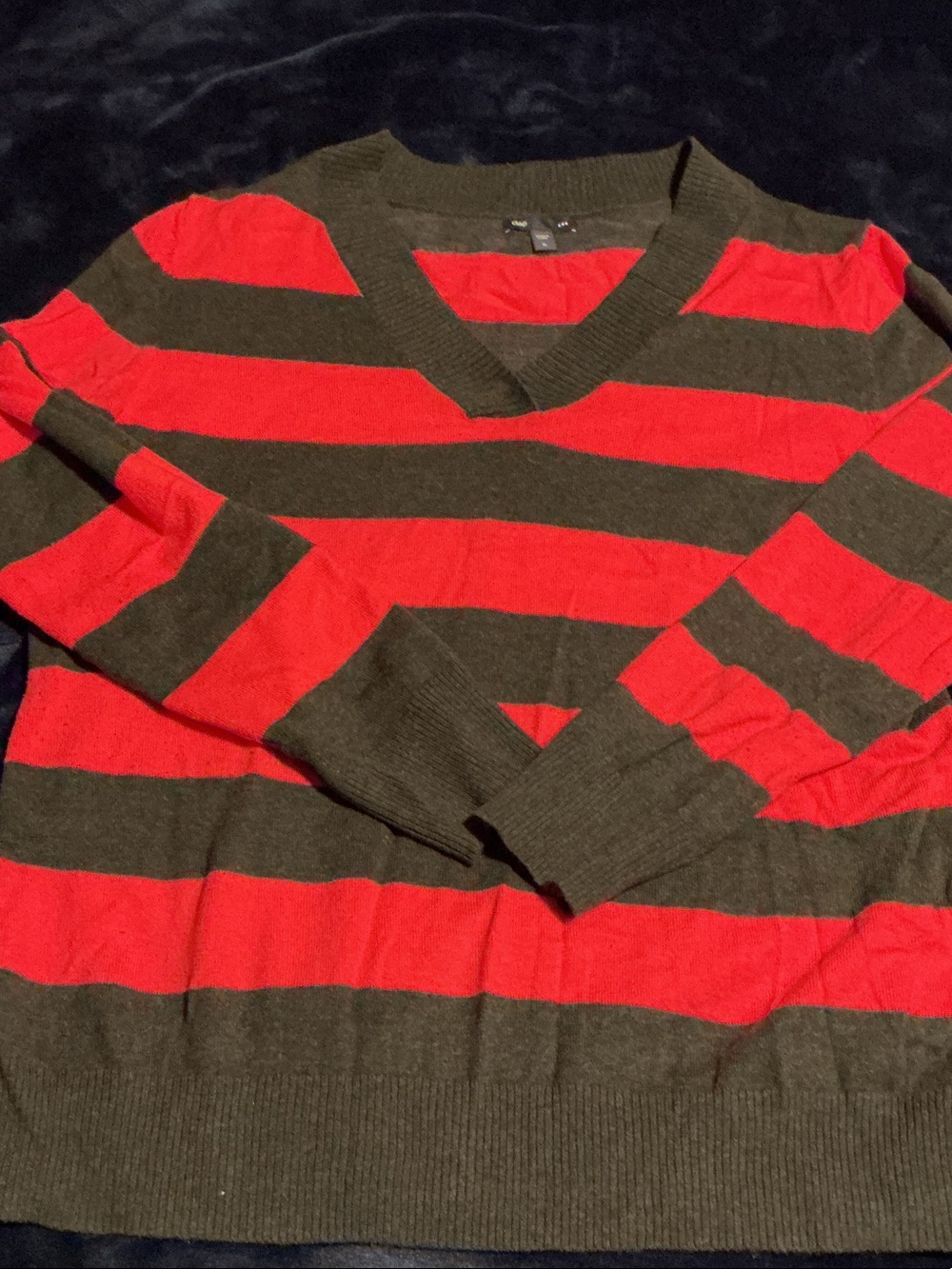 GAP Men's V-Neck Stripe Sweater in Red and Dark Gray